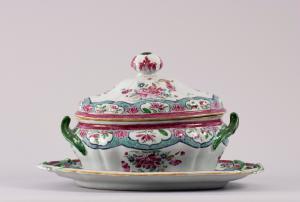 Casali e Callegari (Pesaro, 13 - 16 agosto 1776), Zuppiera e vassoio alla rosa in maiolica policroma, datati e firmati